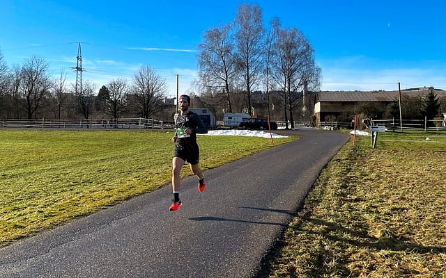 Tom beim Silvesterlauf Kempten 2022 auf dem Feld